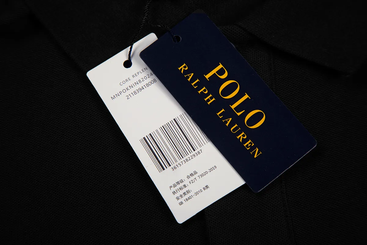 P200 White background picture [Evergreen all year round] Style number: 25101# (on sale all year round) Color: black white label/black red label/navy blue white label/navy blue red label/white/pink/grey Size: S to Pearlescent buttons on white background ✅ - The placket chiffon film is professionally processed ✅ -Ralph Lauren's classic Malaysian logo Polo｜Unlock the British retro sports style. Use 220g heavy double-sided piqué cotton to create a tall silhouette. The iconic Malaysian embroidery logo interprets American origin. The solid color system can easily control formal and casual scenes.